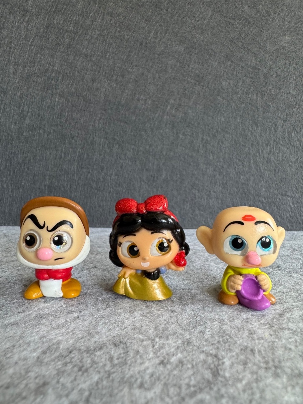 Disney Doorables - Dopey, Grumpy, and gold Snow White